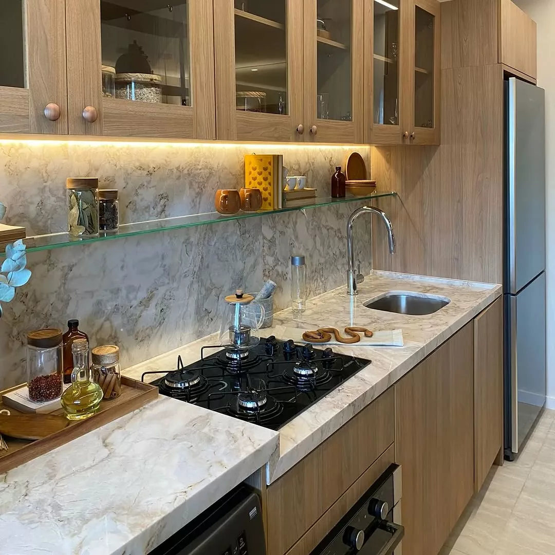 Cozinha com bancada de pedra natural: vale a pena investir?