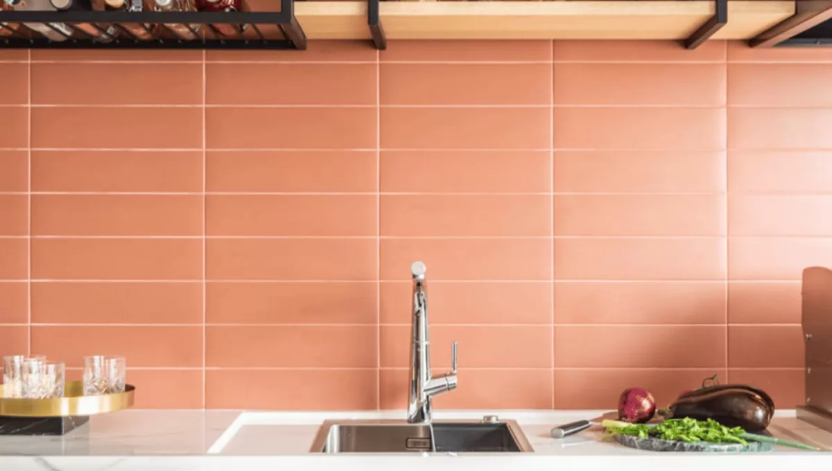 A área molhada da bancada da cozinha recebe atividades como a lavagem de alimentos e de louças, entre outras. Para garantir a funcionalidade, é comum realizar um rebaixo na pedra da bancada, como nesse projeto realizado pelo arquiteto Bruno Moraes | Projeto do BMA Studio | Foto: Guilherme Pucci