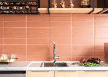 A área molhada da bancada da cozinha recebe atividades como a lavagem de alimentos e de louças, entre outras. Para garantir a funcionalidade, é comum realizar um rebaixo na pedra da bancada, como nesse projeto realizado pelo arquiteto Bruno Moraes | Projeto do BMA Studio | Foto: Guilherme Pucci