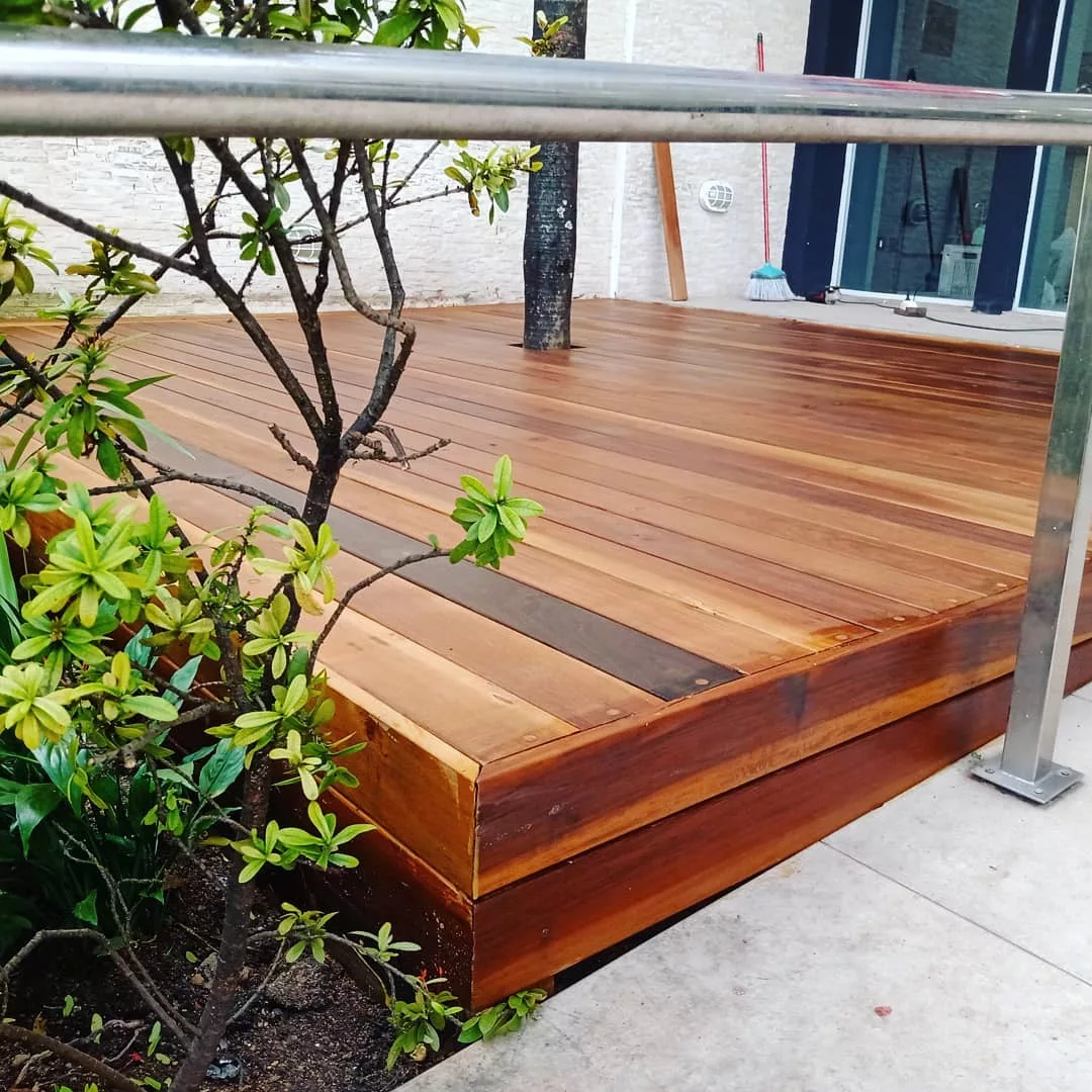 Deck elevado: solução inteligente para cobrir áreas irregulares do quintal