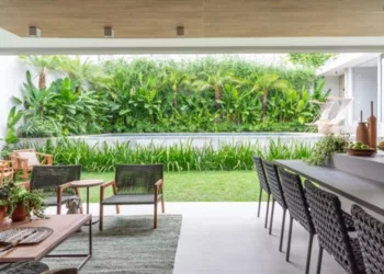 Projeto prioriza a integração entre as áreas internas e externas para promover o relaxamento e a conexão com a natureza dos moradores e visitantes. Da varanda gourmet, moradores e visitantes desfrutam do verde com a seleção de espécies realizada pelo paisagista Luciano Zanardo | Projeto de arquitetura: Isabella Nalon | Foto: Julia Herman Fotografia