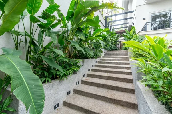 Integração, bem-estar e exuberância tropical são destaques no projeto de paisagismo assinado por Luciano Zanardo