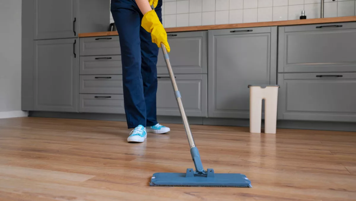 Aprenda o truque certo para limpar piso vinílico sem manchar ou riscar