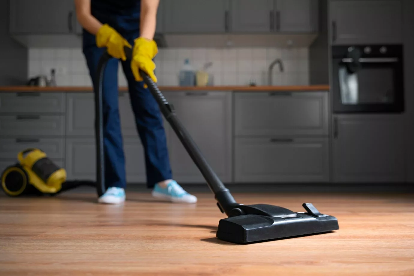 Aprenda o truque certo para limpar piso vinílico sem manchar ou riscar