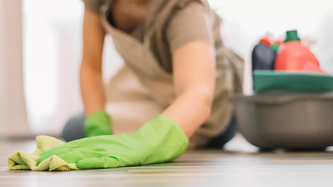 Aprenda o truque certo para limpar piso vinílico sem manchar ou riscar