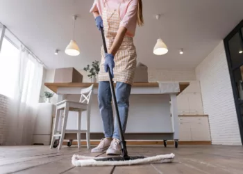 Faxina de fim de ano: o ritual que purifica a casa e reacende sua energia interior