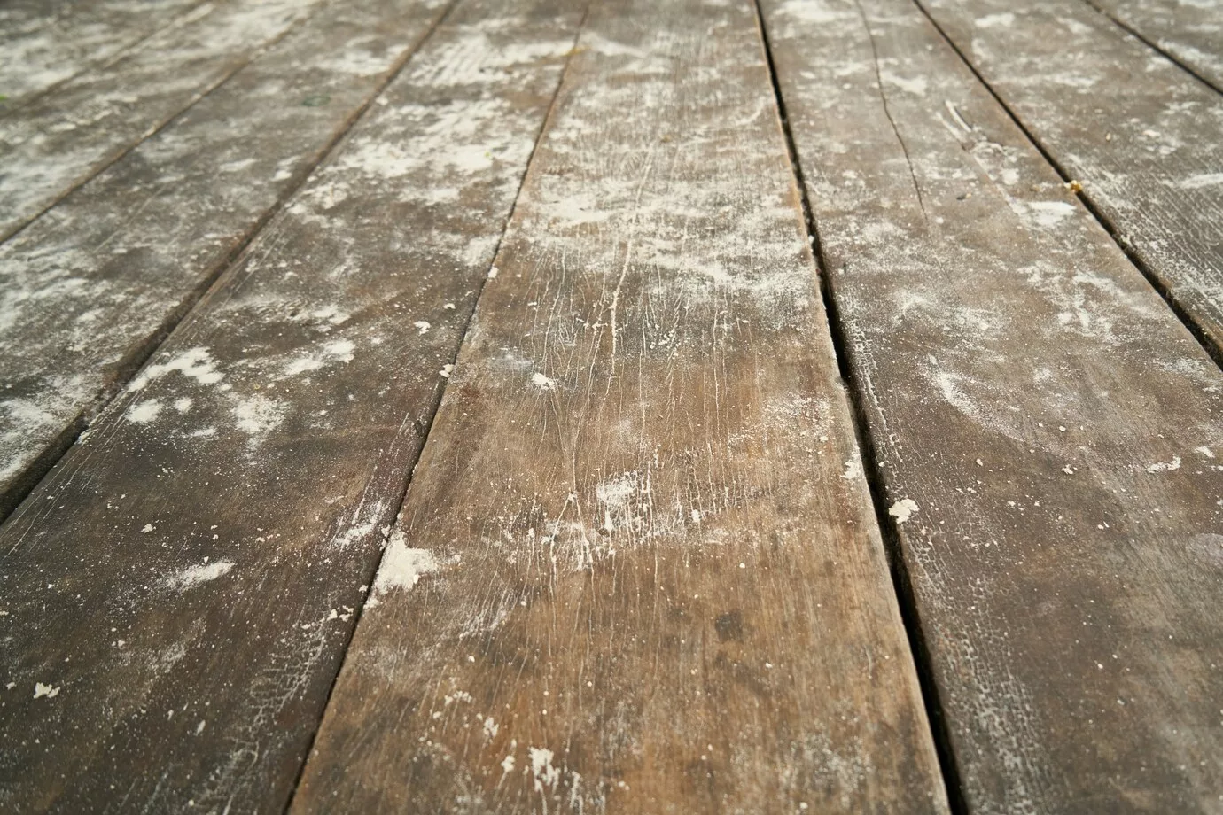 Erro na limpeza pode arruinar seu piso de madeira: veja o que não usar jamais