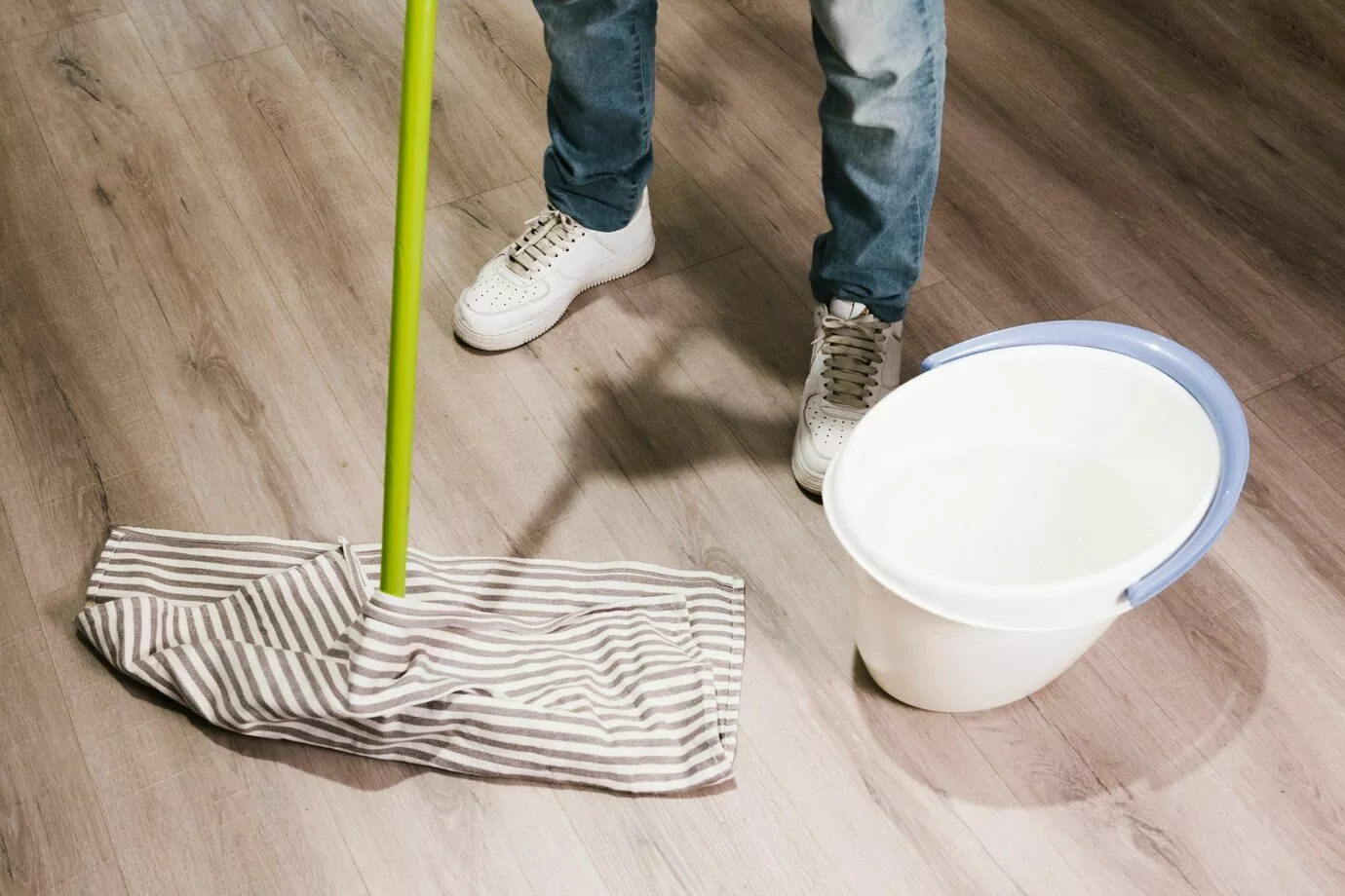 Erro na limpeza pode arruinar seu piso de madeira: veja o que não usar jamais