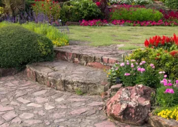 Tipos de pedras naturais para usar no jardim: qual escolher?