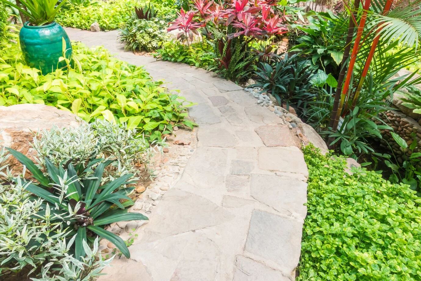 Tipos de pedras naturais para usar no jardim: qual escolher?