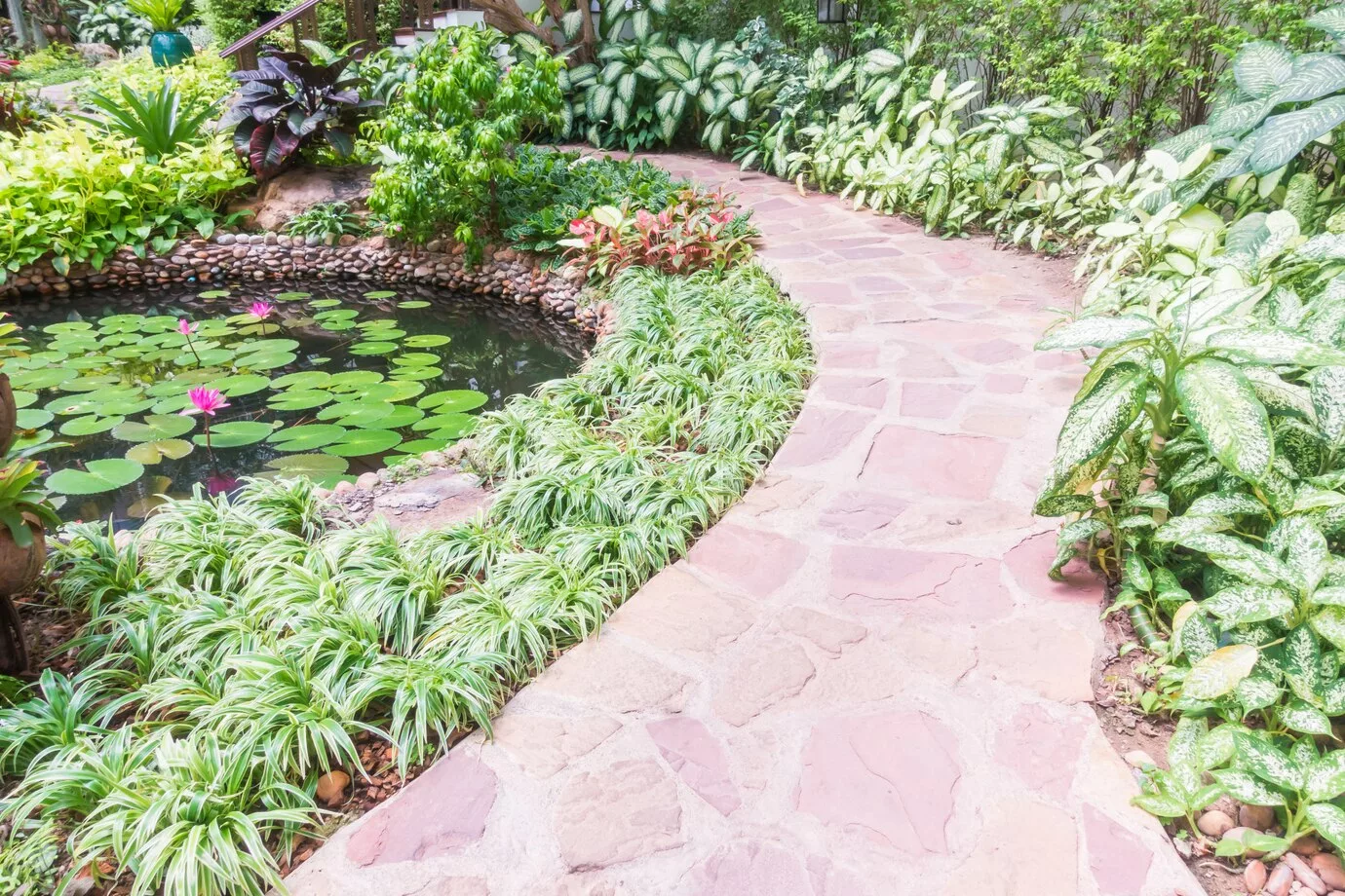 Tipos de pedras naturais para usar no jardim: qual escolher?