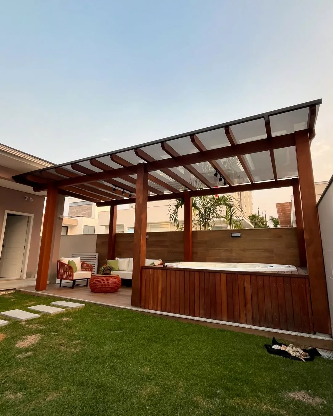 Modelos de pergolado: saiba qual tipo valoriza mais o seu jardim