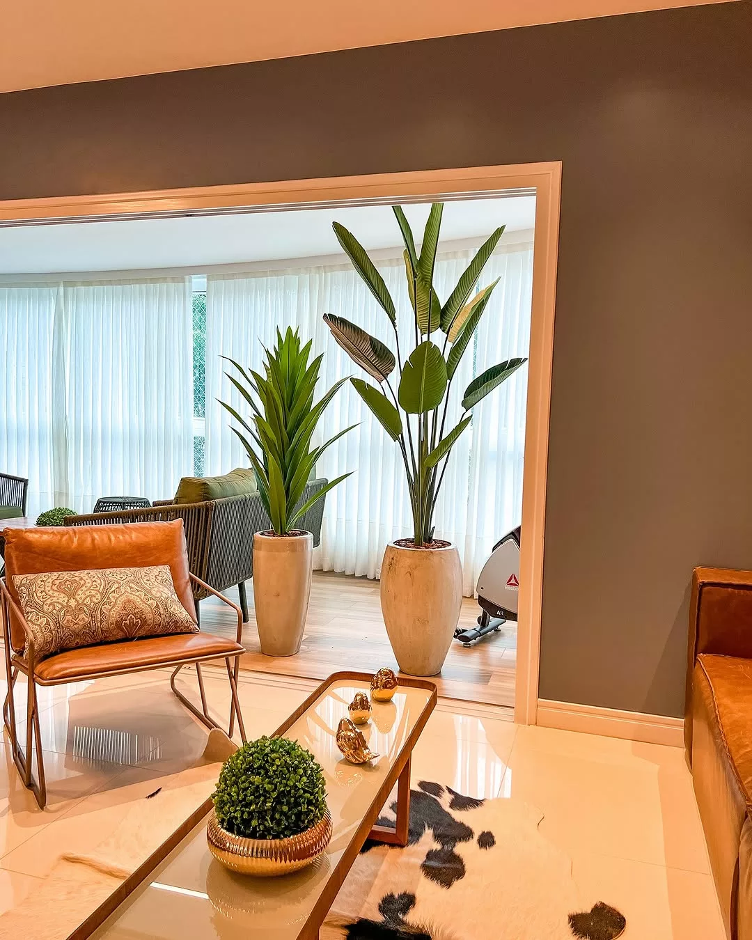 Plantas artificiais: aliadas ou vilãs da decoração? Entenda os prós e contras antes de usar