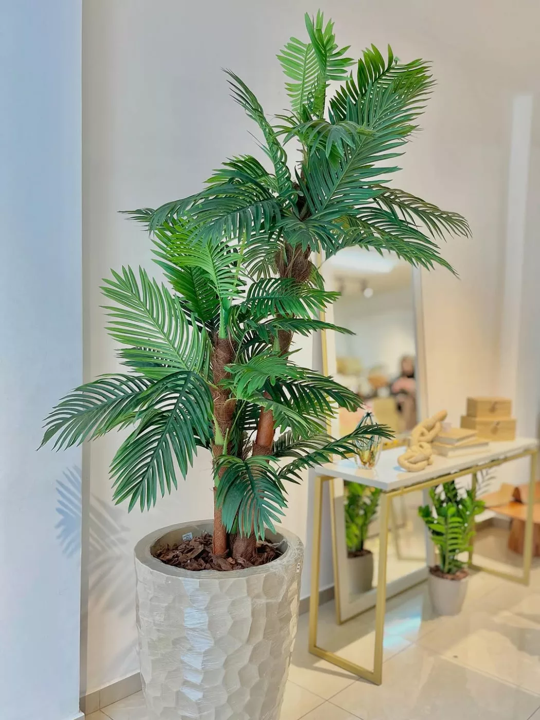 Plantas artificiais: aliadas ou vilãs da decoração? Entenda os prós e contras antes de usar
