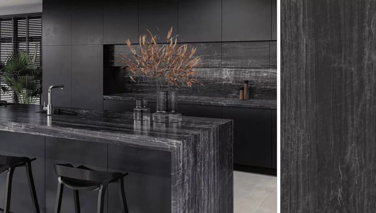 Na série Nero Caressi, a Roca Cerámica reproduz o mármore homônimo, famoso por seu fundo negro e veios brancos extraído na Turquia. Disponível no acabamento Mate e formato 120 x 250 cm, pode ser instalado em bancadas de cozinhas e banheiros | Foto: Divulgação