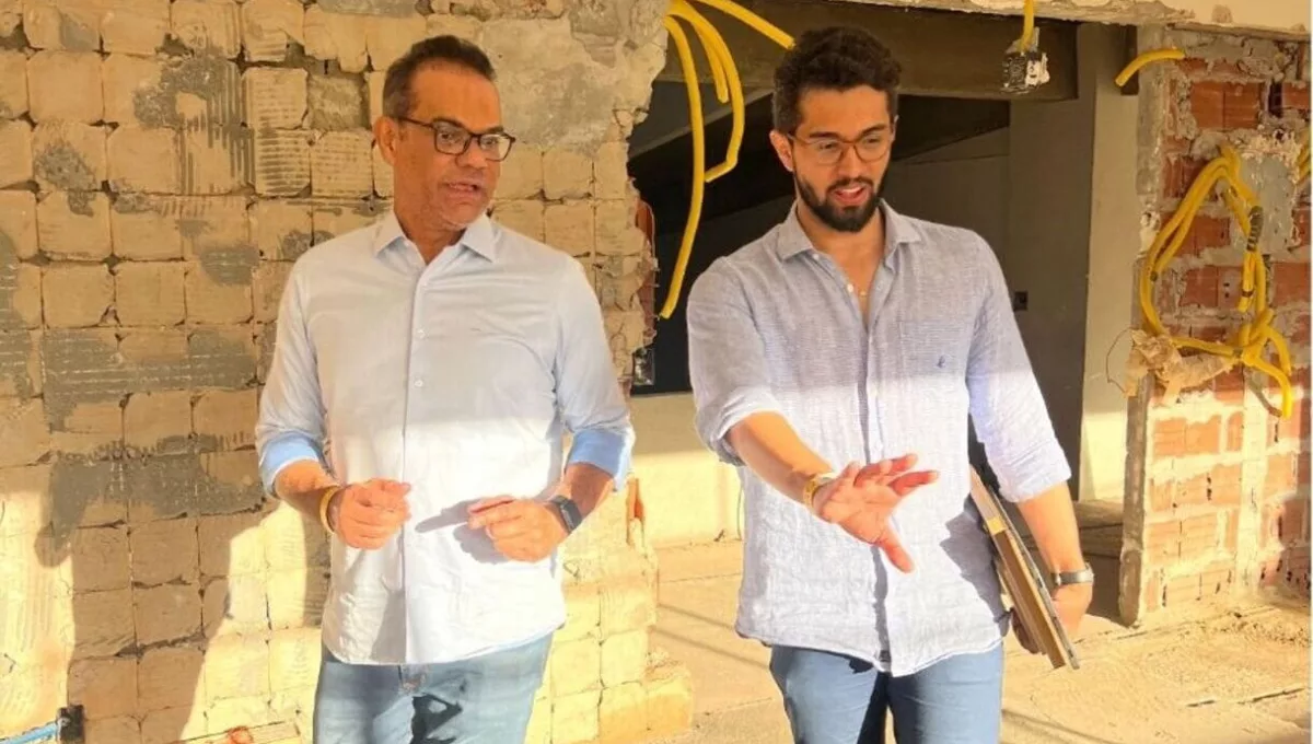 Legenda: Antônio Júnior, parceiro da Simmons no Centro-Oeste, é apresentado pelo arquiteto Sérgio Facundes aos detalhes do projeto Studio da Costureira, ambiente que marca a estreia da marca na CASACOR Brasília 2025.