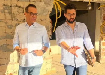Legenda: Antônio Júnior, parceiro da Simmons no Centro-Oeste, é apresentado pelo arquiteto Sérgio Facundes aos detalhes do projeto Studio da Costureira, ambiente que marca a estreia da marca na CASACOR Brasília 2025.