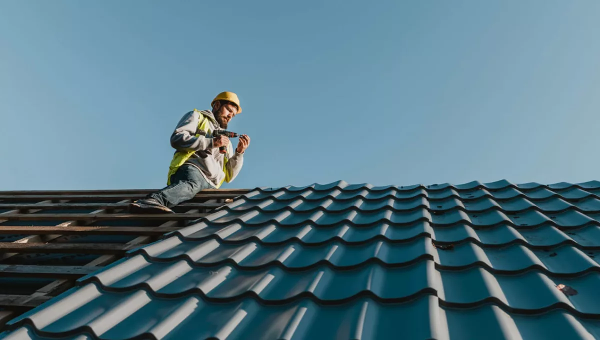 Quer mais conforto térmico e menos barulho em casa? Veja como a telha termoacústica resolve esse problema