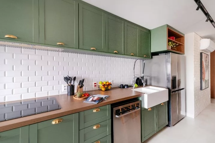 Marcenaria que distribui o imóvel, tons naturais, serralheria, formas geométricas e um toque de estilo farm marcam reforma de apartamento