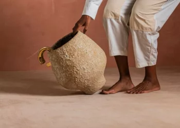 Na imagem, vaso da Coleção INTER(FERIR), fruto da colaboração criativa entre Una Ambientes e dua.dsg. Foto: Studio Tertúlia.