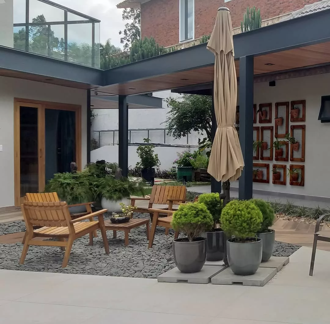 Como usar vasos vietnamitas na decoração da varanda e do jardim