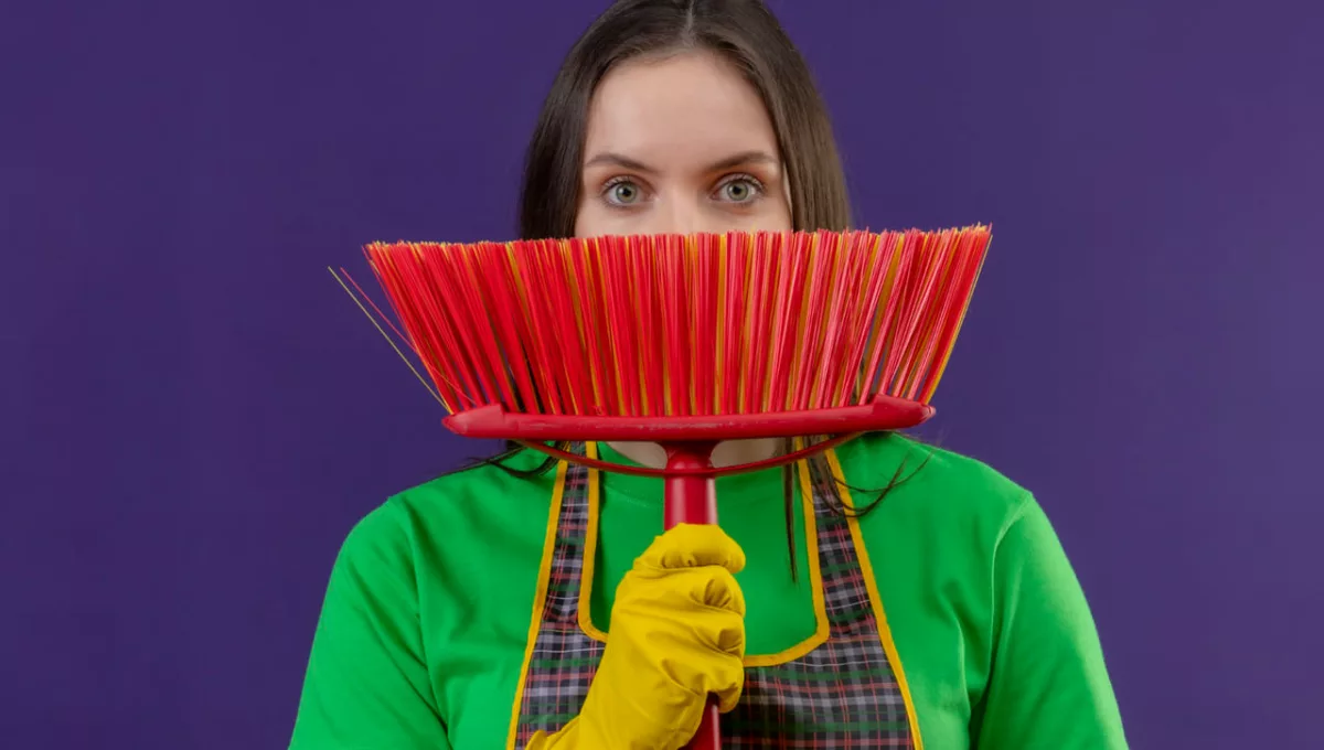 Você está usando a vassoura errada? Veja como escolher o modelo certo para cada canto da casa