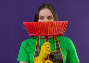 Você está usando a vassoura errada? Veja como escolher o modelo certo para cada canto da casa