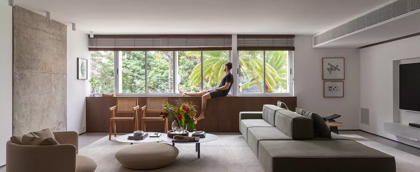 Apê dos anos 1970 renasce com estilo industrial e traços sóbrios