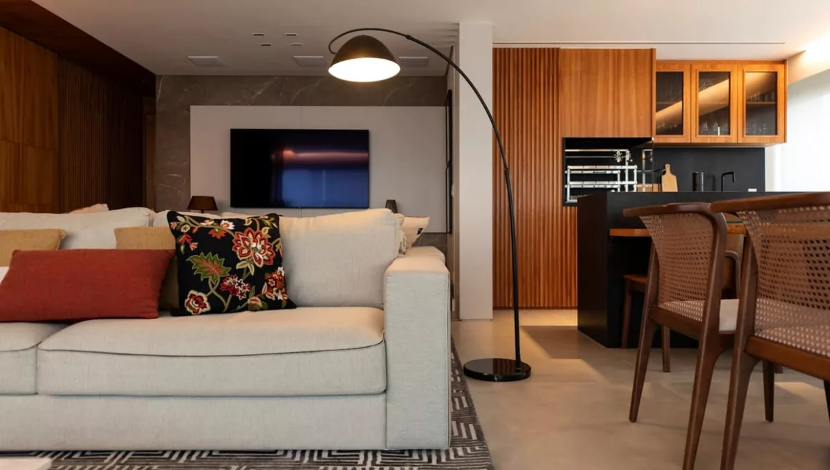 A iluminação de piso é uma excelente alternativa para a decoração de apartamentos personalizados, pois só precisa ser plugada na tomada e pode integrar qualquer ambiente / Peça da Yamamura Collection, projeto do Studio Triarq e foto de Emerson Rodrigues