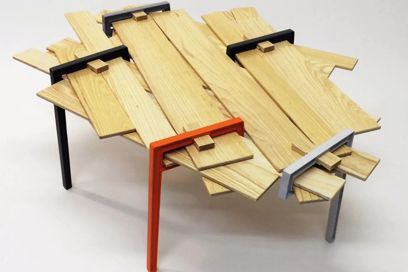 Design e reciclagem em destaque: mostra internacional chega ao MON com 76 obras que ressignificam o lixo