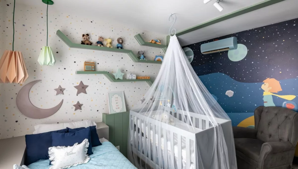 Neste quarto de bebê, proposto pela VilaVille Arquitetura, há berço, caminha e poltrona de amamentação, idealizado para o pequeno Matteo, filho da cantora Luiza Possi. A decoração lúdica está repleta de detalhes especiais e referências ao livro “O Pequeno Príncipe” | Foto: Favaro Jr.