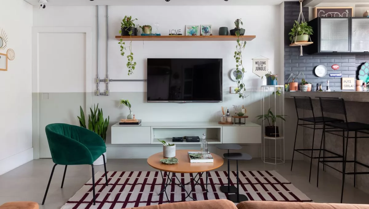 Assinado pela arquiteta Gleuse Ferreira, o projeto suaviza o estilo industrial com materiais delicados e acolhedores, enquanto os tons terrosos estabelecem um elo sutil com a natureza | Foto: Mathews Montalvão