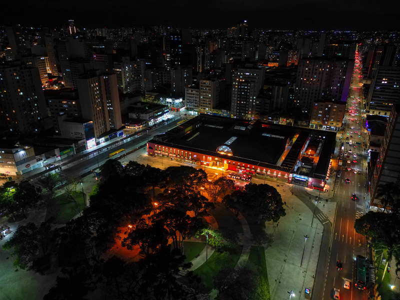 Iluminação valoriza arquitetura urbana na Rua da Cidadania Matriz, em Curitiba