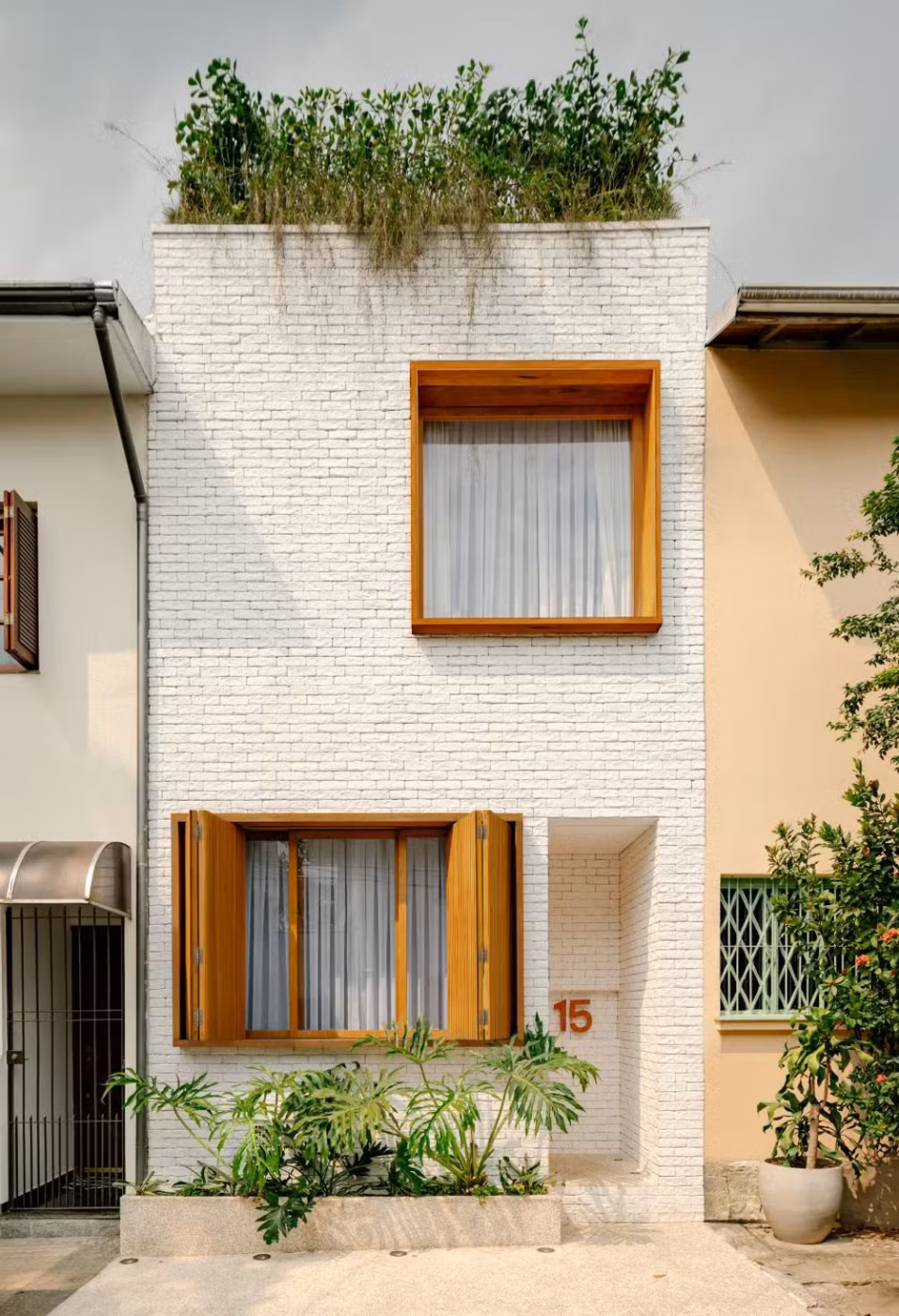 Casa com estilo industrial transforma vila paulistana em refúgio contemporâneo