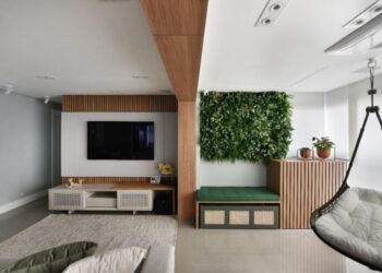 Os bancos podem ser inseridos nos mais diversos cômodos de um projeto residencial. Sua versatilidade tornou a peça um clássico indispensável para quem busca conforto e soluções multiuso | Projeto: Rosangela Pena Arquitetura | FOTO: Sidney Doll