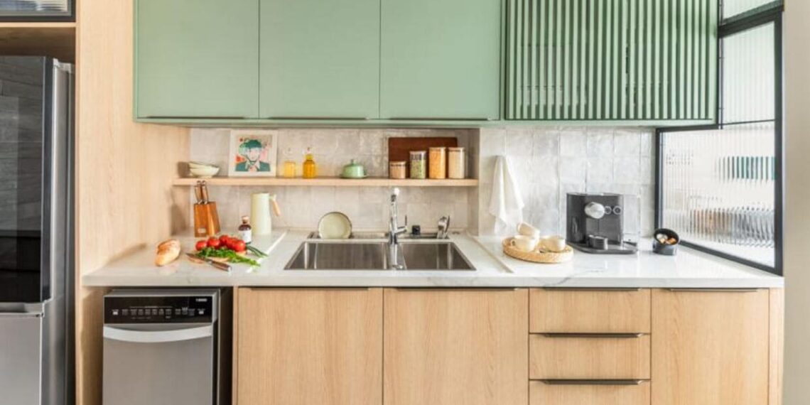 Ao planejar esse espaço, a funcionalidade foi prioridade, aproveitando cada centímetro da melhor forma possível e dividindo a cozinha em três áreas essenciais: refrigeração, lavagem e cocção | Projeto BMA Studio | Foto: Guilherme Pucci