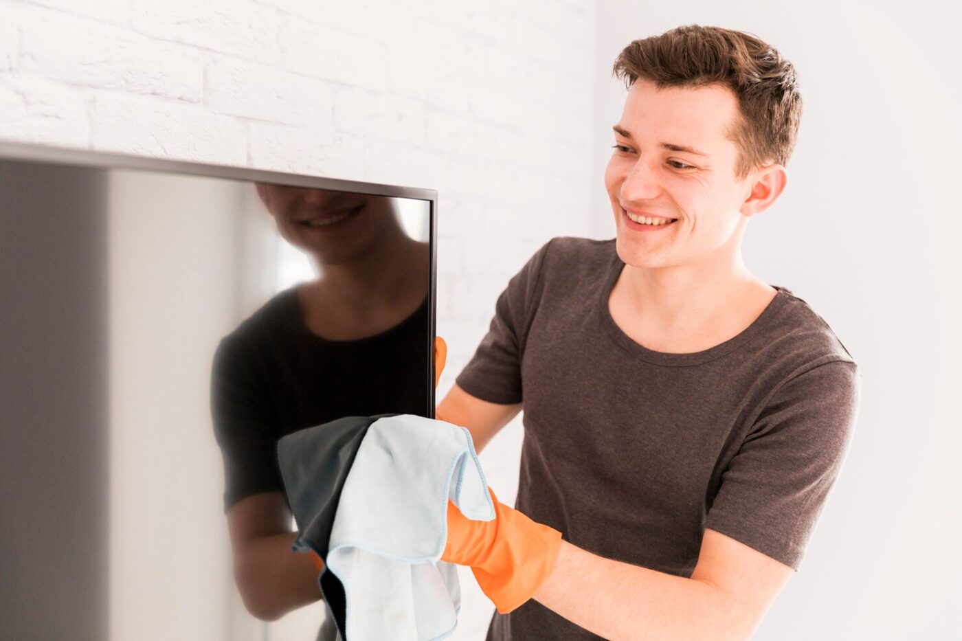 O jeito certo de limpar sua TV e evitar danos ao visor