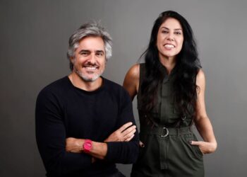 Os paulistanos José Ricardo Basiches e Mariana Orsi exaltam a paixão pela arquitetura por meio de suas profissões: a fotografia e o desenho | Foto: Michelle Moll