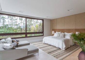 Neste dormitório, do escritório Patricia Penna Arquitetura, a autenticidade do minimalismo é patente, num conjunto composto por poucos elementos decorativos, com valorização das formas e funções. | FOTO: Leandro Moraes
