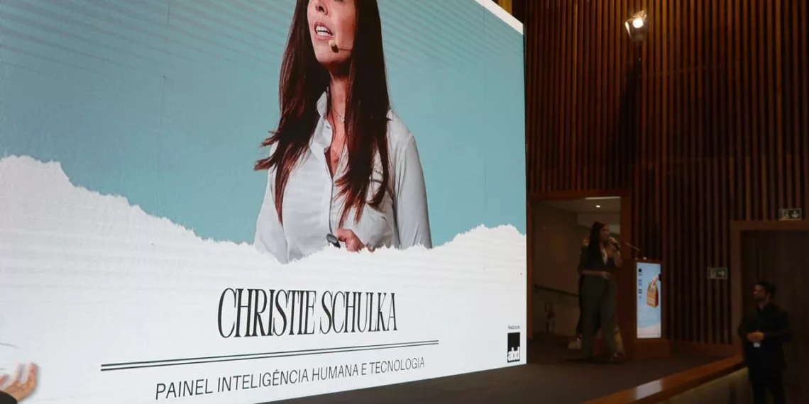 Christie Silva Schulka, marketing manager da Roca Cerámica, esteve presente no dia 26 de agosto para uma palestra sobre neuroarquitetura | Foto: Divulgação
