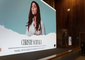 Christie Silva Schulka, marketing manager da Roca Cerámica, esteve presente no dia 26 de agosto para uma palestra sobre neuroarquitetura | Foto: Divulgação