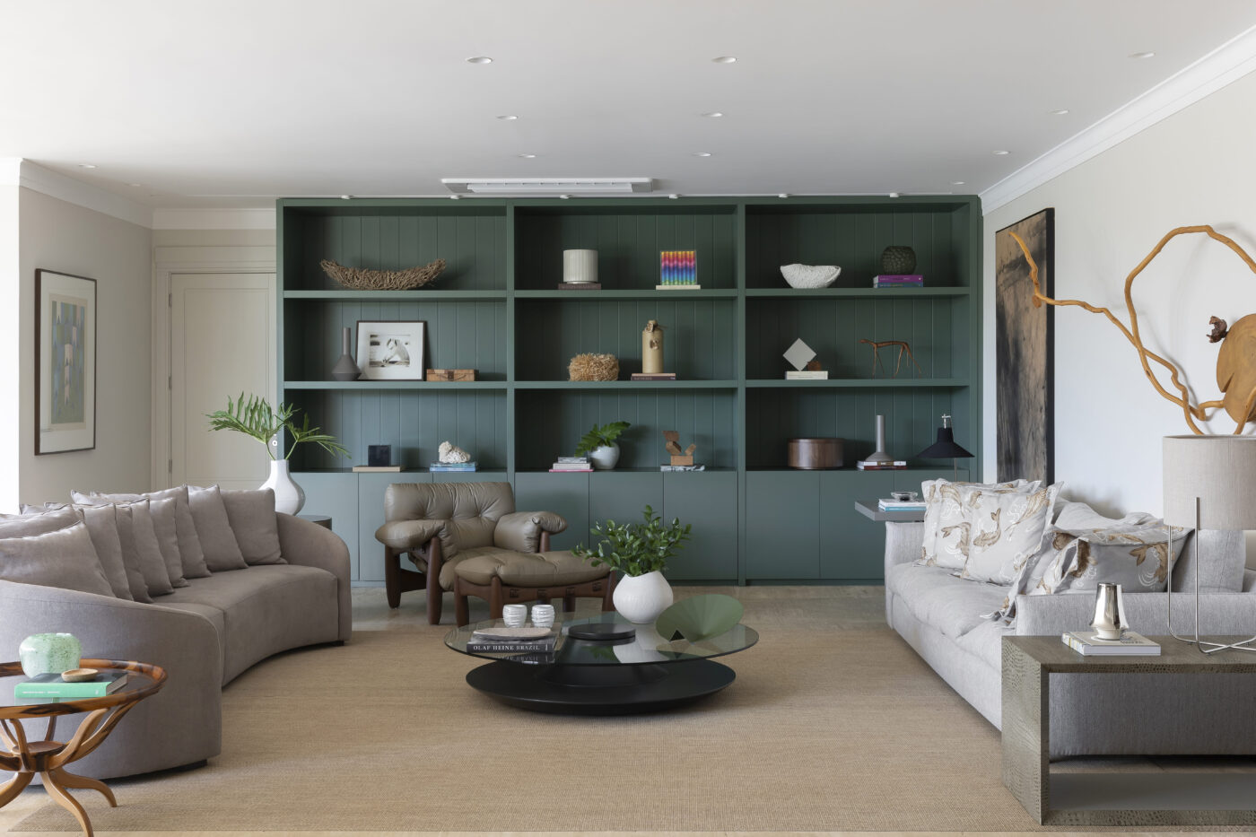 Projeto valoriza integração, iluminação natural e fluidez com decoração sofisticada e atmosfera perfeita para bem-receber