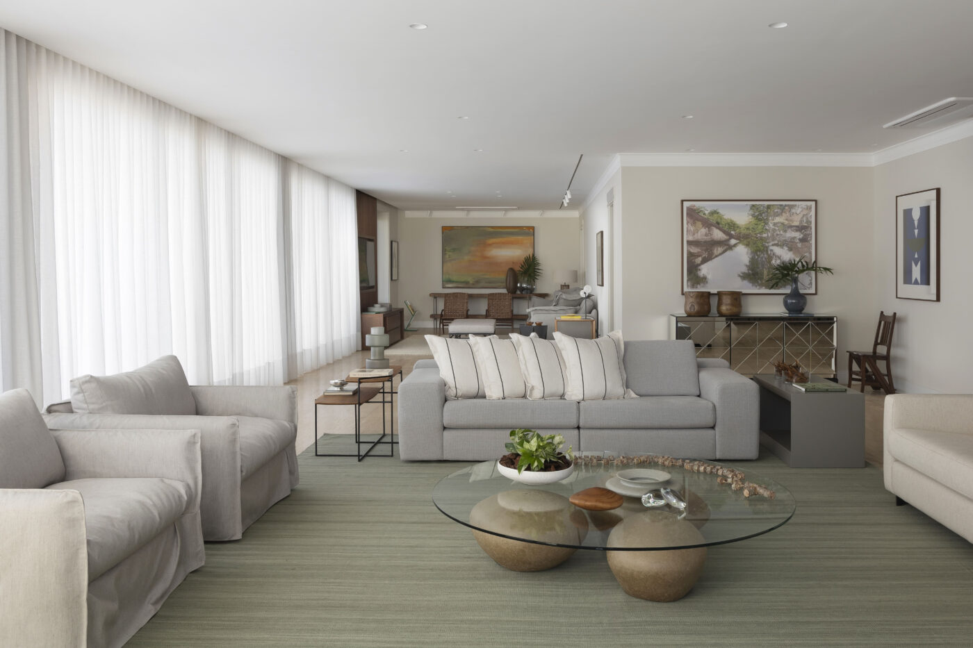 Projeto valoriza integração, iluminação natural e fluidez com decoração sofisticada e atmosfera perfeita para bem-receber