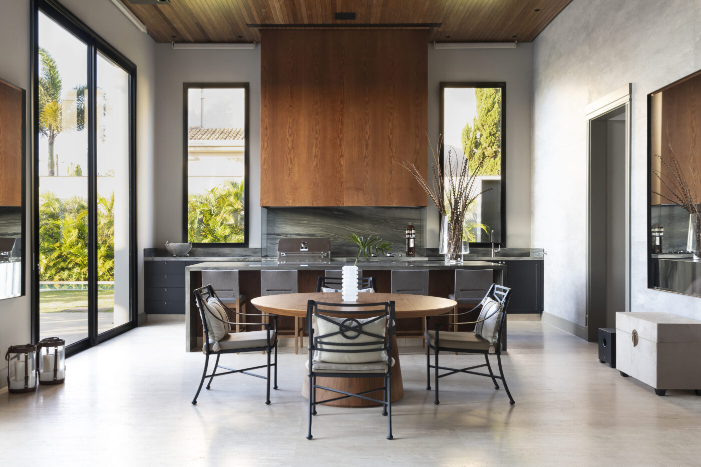 Projeto valoriza integração, iluminação natural e fluidez com decoração sofisticada e atmosfera perfeita para bem-receber