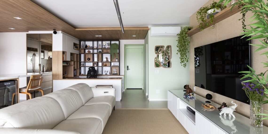 Os ambientes deste projeto assinado pelo escritório Freijó Arquitetura apresentam espaços bem setorizados por meio do uso inteligente das cores e dos revestimentos | Foto: Mariana Camargo