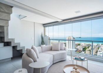 Neste projeto no Guarujá (litoral sul de São Paulo), os arquitetos Mariana Meneghisso e Alexandre Pasquotto maximizaram a incorporação do estar com a paisagem deslumbrante da Praia da Enseada para mostrar que o luxo é aproveitar a vista no conforto de casa | Projeto Meneghisso & Pasquotto Arquitetura | Foto: Livia Kras