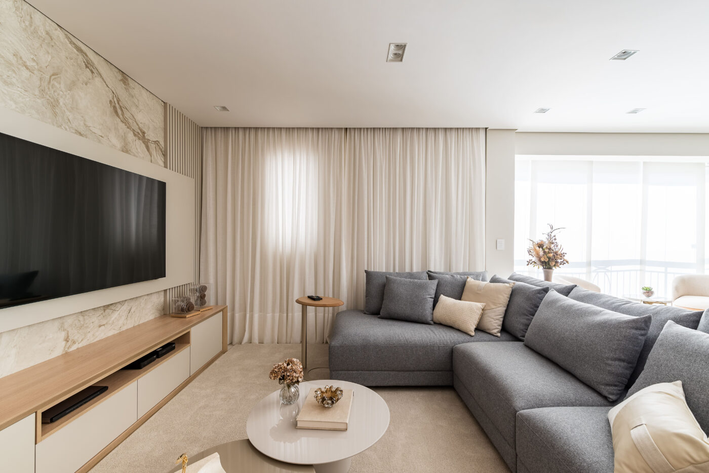 Reforma de apartamento traduz nova fase da moradora com soluções de conforto e elegância