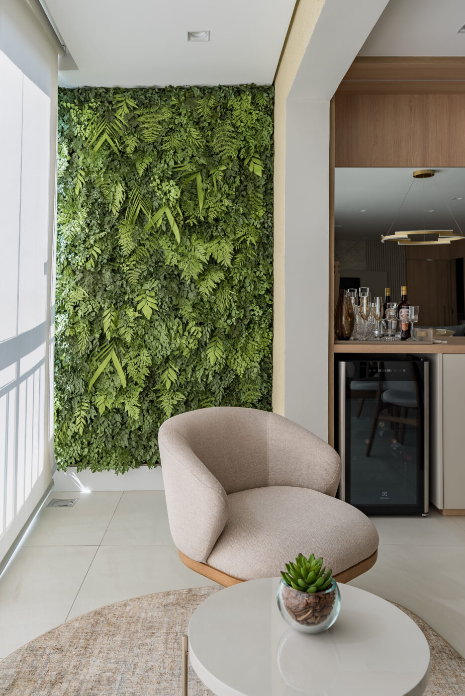 Reforma de apartamento traduz nova fase da moradora com soluções de conforto e elegância