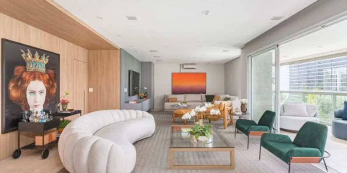 Ao reformar este apartamento alugado, a Spaço Interior privilegiou soluções que não exigissem obra 
pesada. Investiu em intervenções de marcenaria, obras de arte de peso, a exemplo da tela do artista Solferini, e móveis de design | Foto: Kadu Lopes