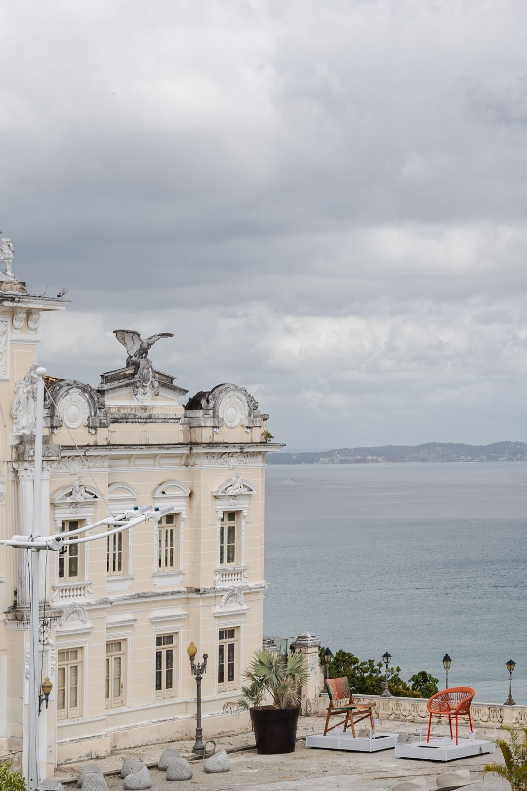 Tidelli cria rooftop e instala cadeiras gigantes no Centro Histórico de Salvador